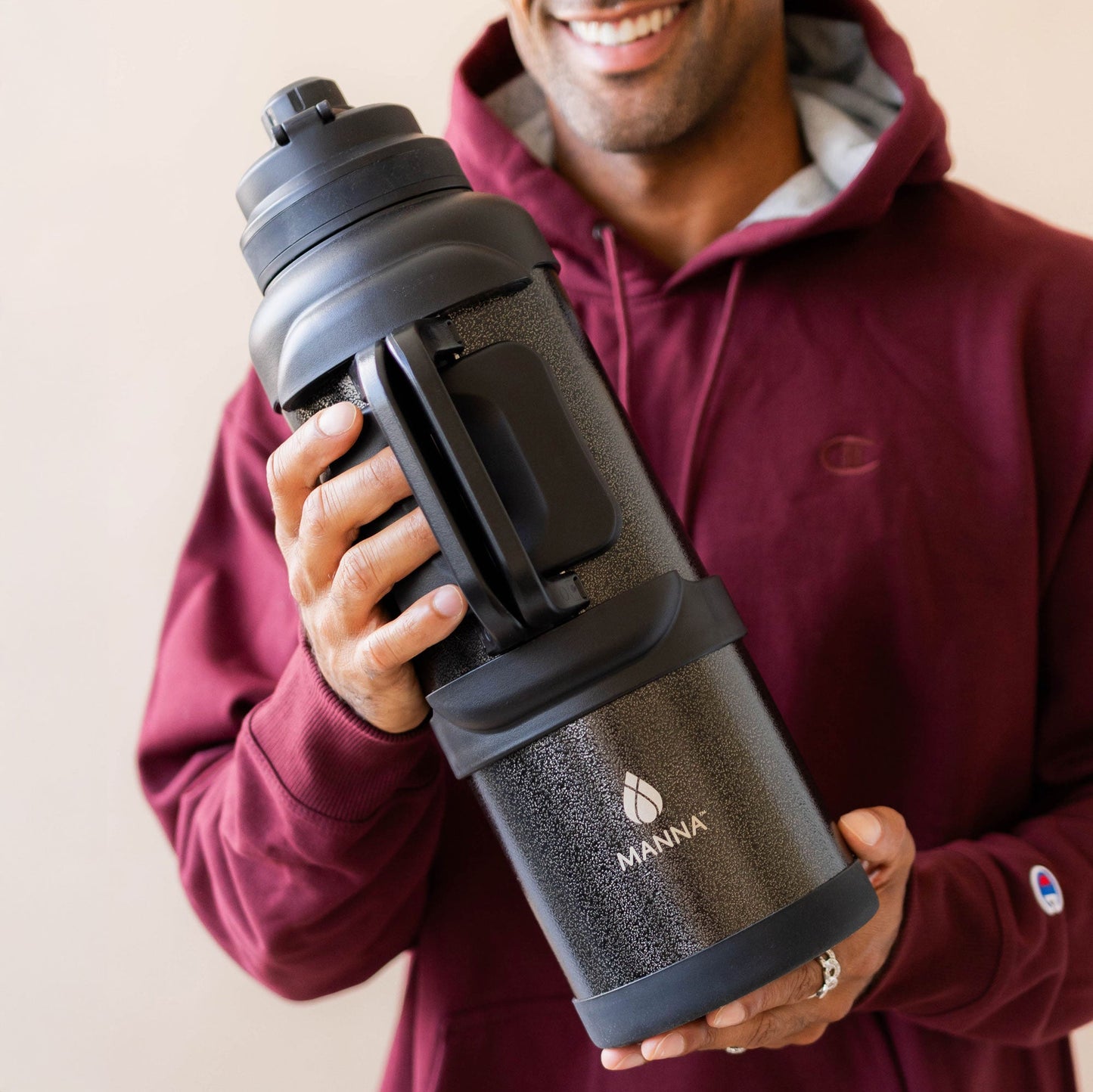 4l-titan-bottle-135-oz-s6 5Manna_Website_Lifestyles-29.jpg